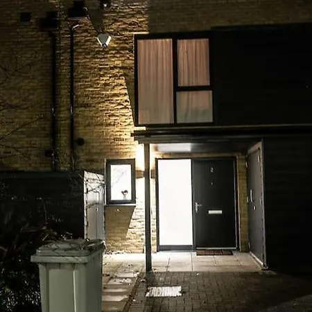 Exquisite Cozy House, Close To Train Station And Amenities Harold Wood Esterno foto
