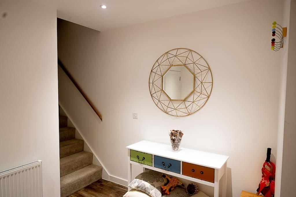 Exquisite Cozy House, Close To Train Station And Amenities *