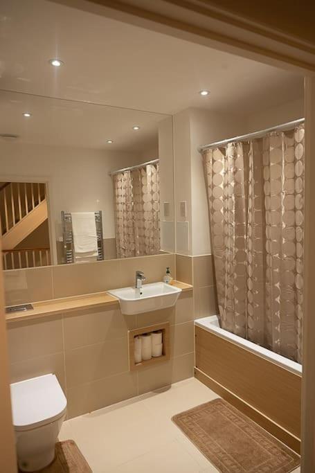 Exquisite Cozy House, Close To Train Station And Amenities * Harold Wood